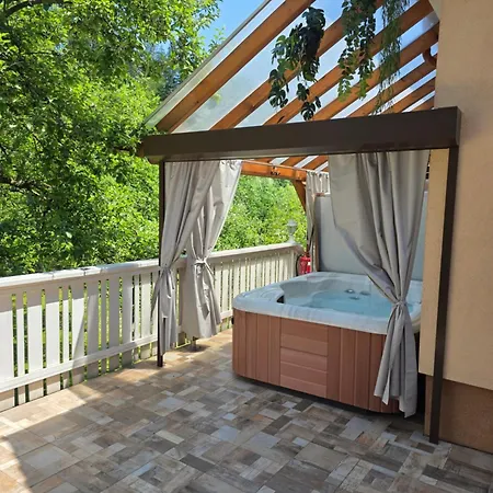 Jurcek With Jacuzzi & Sauna *